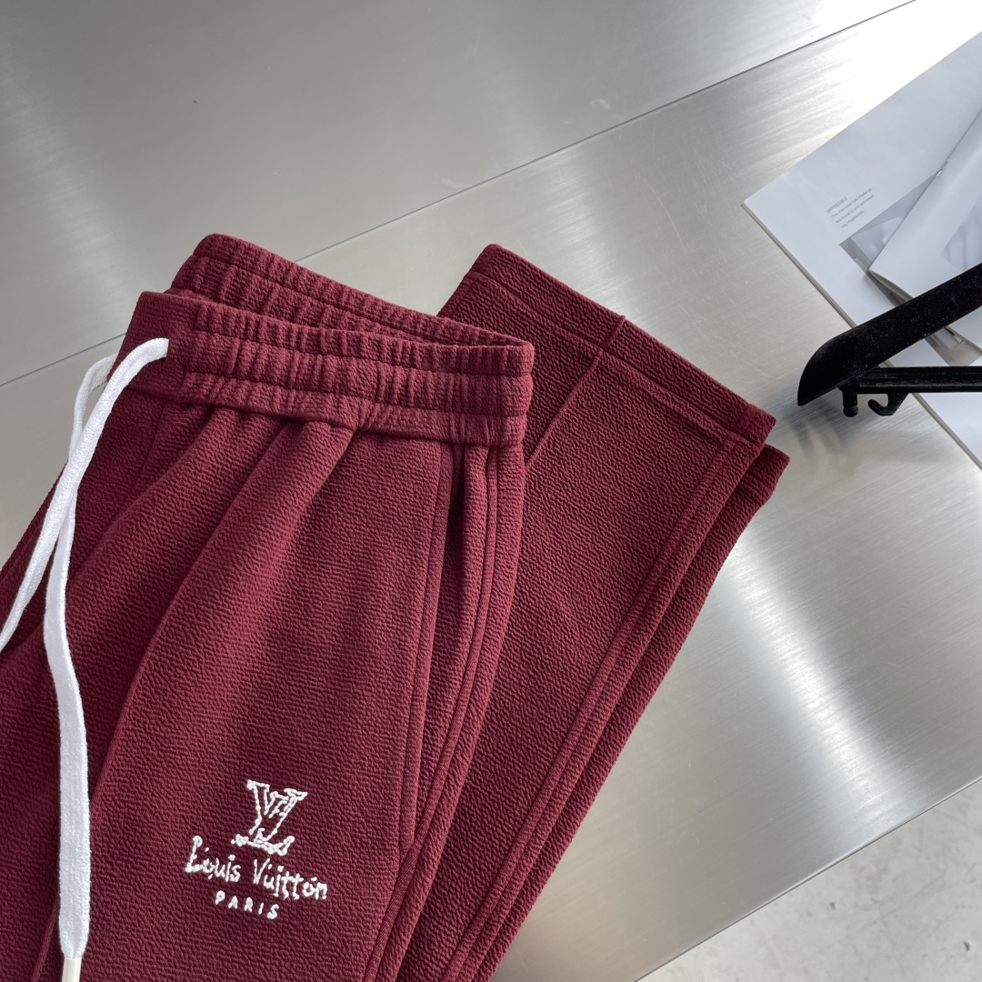 
驴牌   2025早秋款休闲卫裤

尺码：M-3XL
版型：直筒裤型
工艺：针织提花儿料 重榜梯极双面