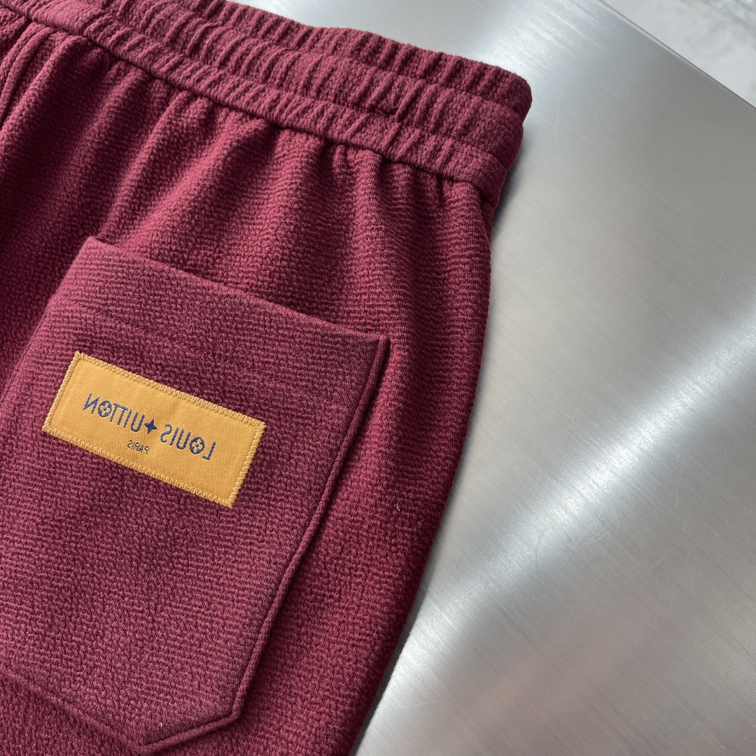 
驴牌   2025早秋款休闲卫裤

尺码：M-3XL
版型：直筒裤型
工艺：针织提花儿料 重榜梯极双面