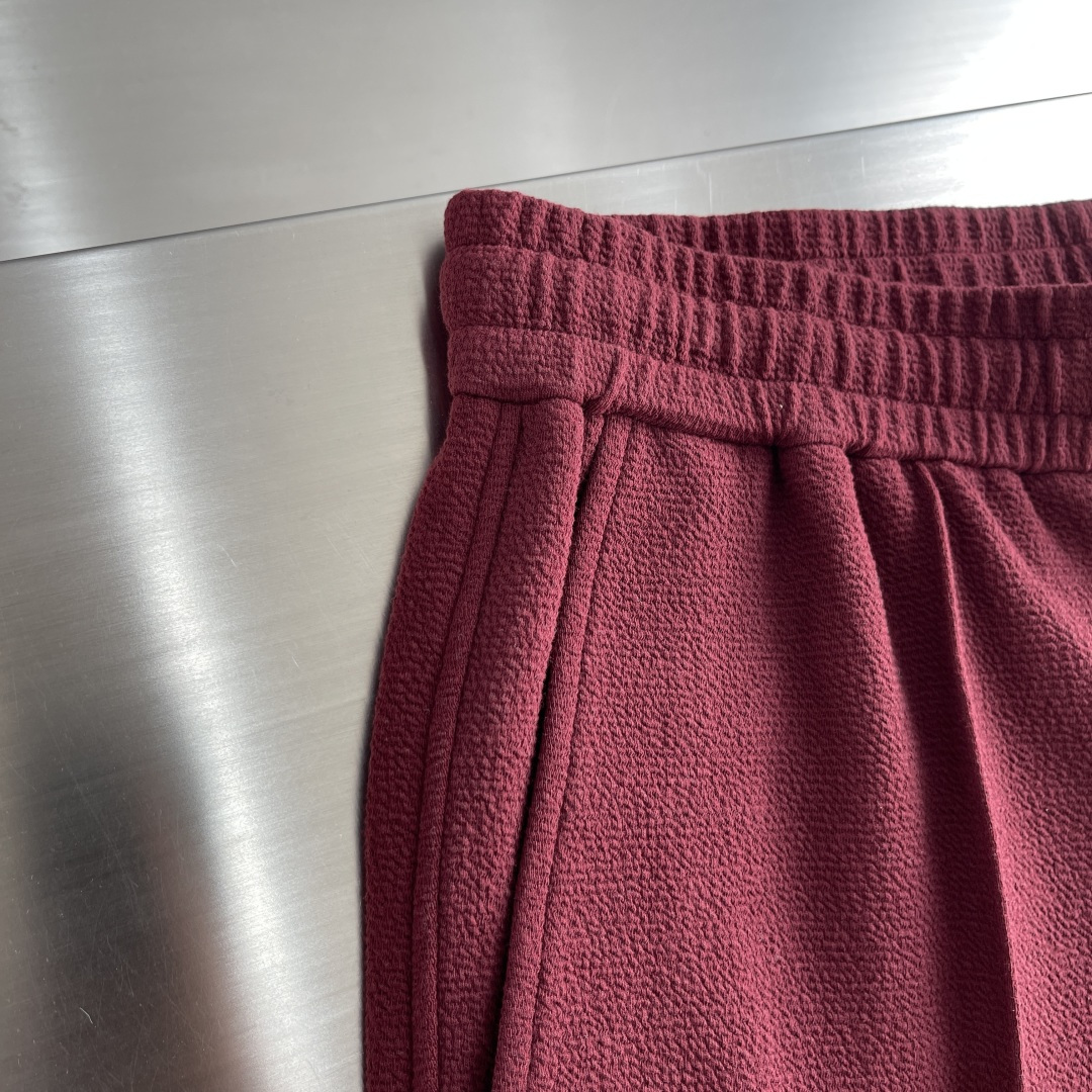 
驴牌   2025早秋款休闲卫裤

尺码：M-3XL
版型：直筒裤型
工艺：针织提花儿料 重榜梯极双面