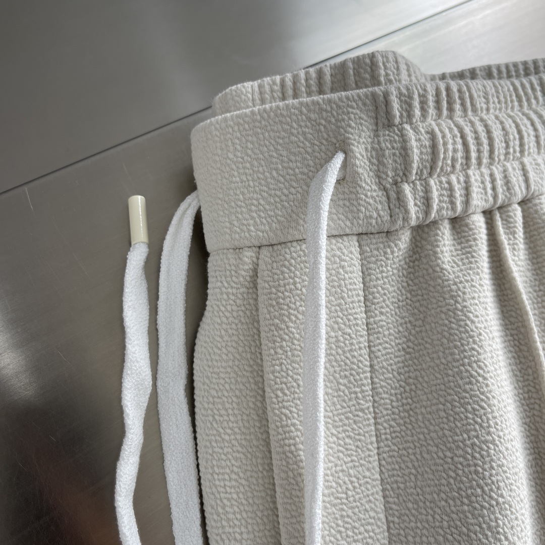 
驴牌   2025早秋款休闲卫裤

尺码：M-3XL
版型：直筒裤型
工艺：针织提花儿料 重榜梯极双面