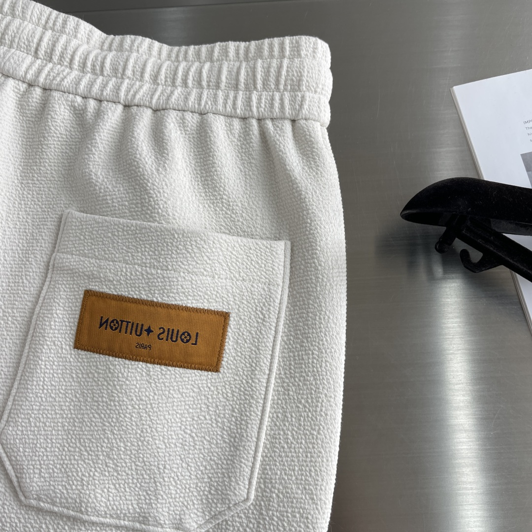 
驴牌   2025早秋款休闲卫裤

尺码：M-3XL
版型：直筒裤型
工艺：针织提花儿料 重榜梯极双面