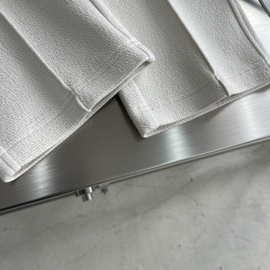 
驴牌   2025早秋款休闲卫裤

尺码：M-3XL
版型：直筒裤型
工艺：针织提花儿料 重榜梯极双面