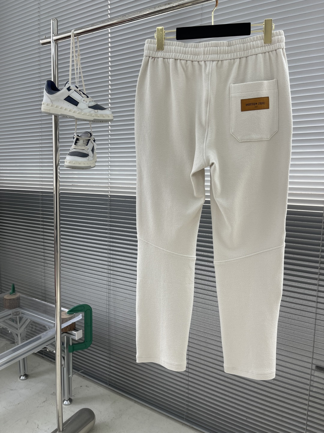 
驴牌   2025早秋款休闲卫裤

尺码：M-3XL
版型：直筒裤型
工艺：针织提花儿料 重榜梯极双面