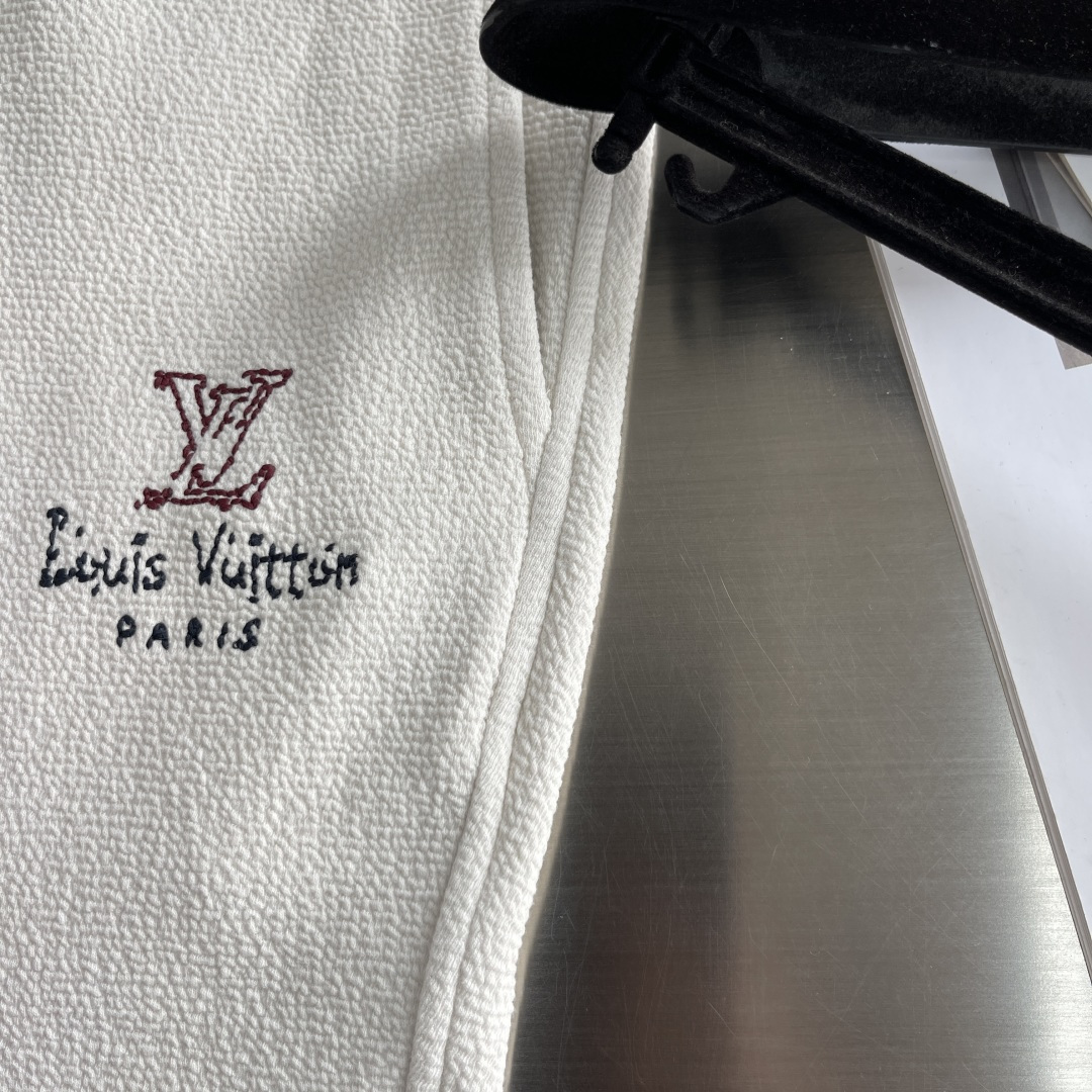 
驴牌   2025早秋款休闲卫裤

尺码：M-3XL
版型：直筒裤型
工艺：针织提花儿料 重榜梯极双面