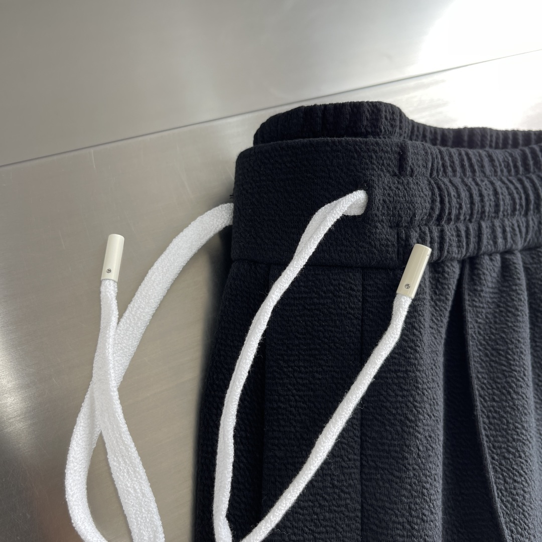 
驴牌   2025早秋款休闲卫裤

尺码：M-3XL
版型：直筒裤型
工艺：针织提花儿料 重榜梯极双面