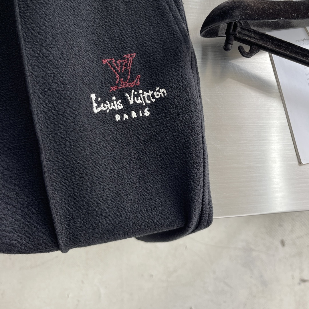 
驴牌   2025早秋款休闲卫裤

尺码：M-3XL
版型：直筒裤型
工艺：针织提花儿料 重榜梯极双面