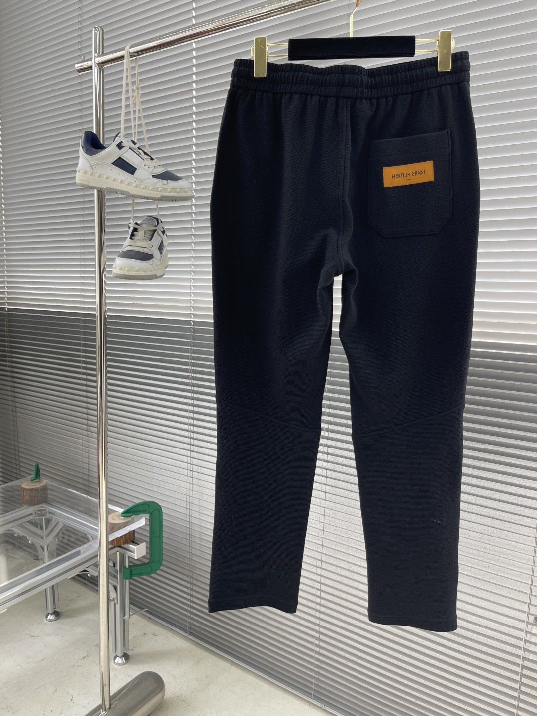 
驴牌   2025早秋款休闲卫裤

尺码：M-3XL
版型：直筒裤型
工艺：针织提花儿料 重榜梯极双面