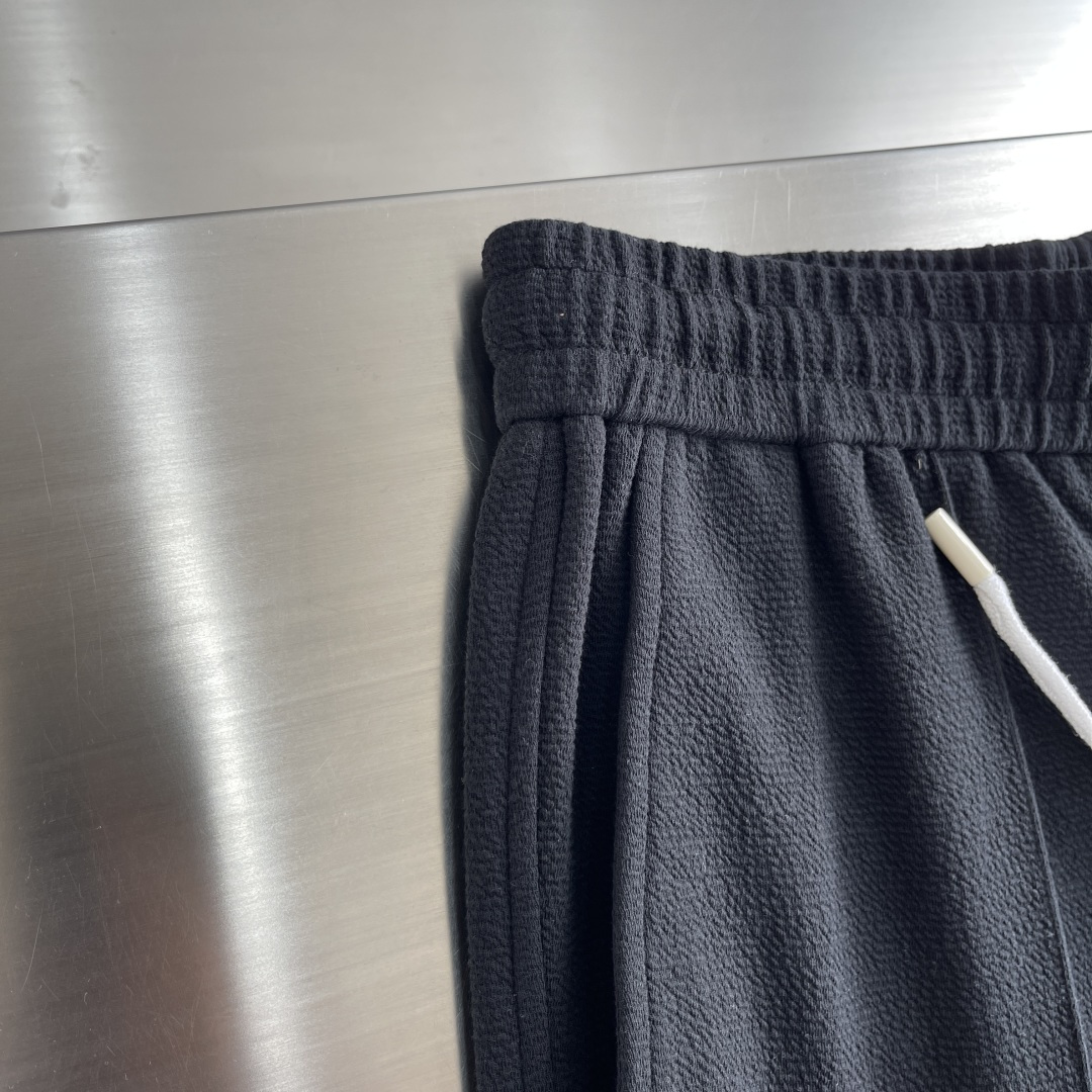 
驴牌   2025早秋款休闲卫裤

尺码：M-3XL
版型：直筒裤型
工艺：针织提花儿料 重榜梯极双面