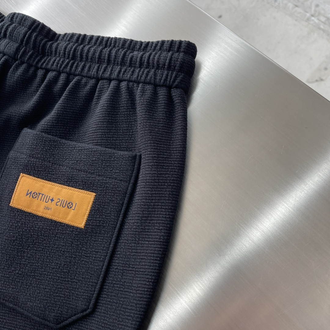 
驴牌   2025早秋款休闲卫裤

尺码：M-3XL
版型：直筒裤型
工艺：针织提花儿料 重榜梯极双面