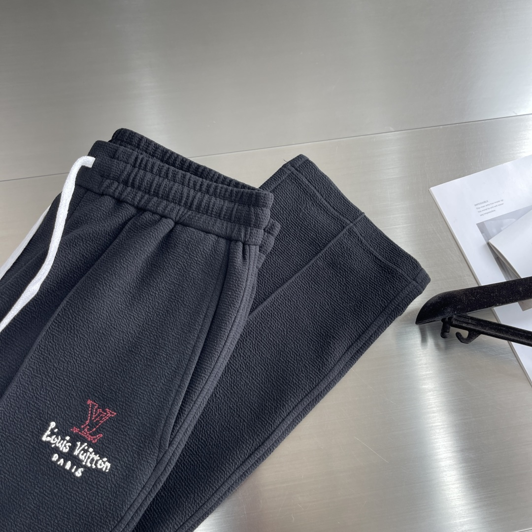 
驴牌   2025早秋款休闲卫裤

尺码：M-3XL
版型：直筒裤型
工艺：针织提花儿料 重榜梯极双面