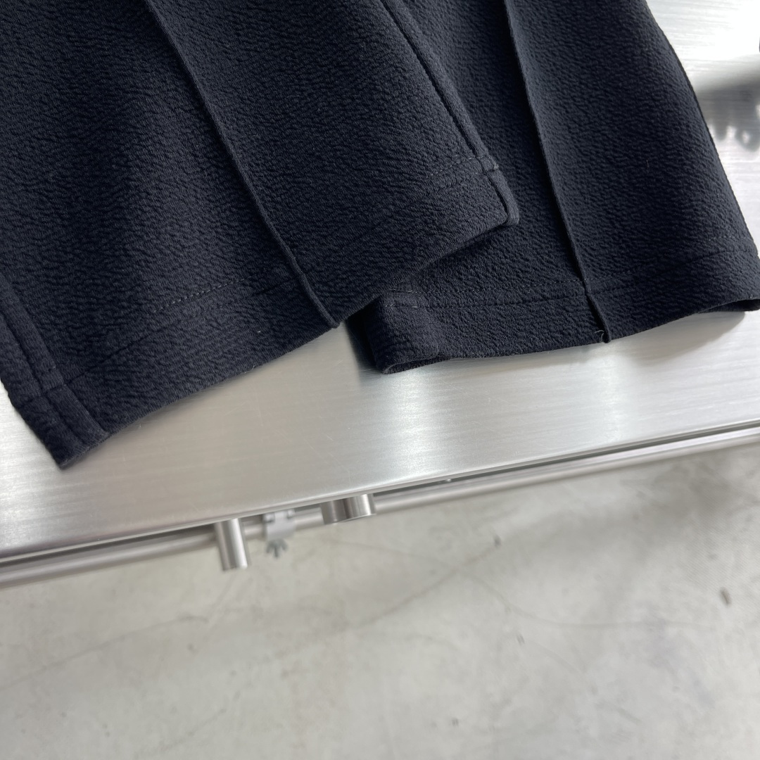 
驴牌   2025早秋款休闲卫裤

尺码：M-3XL
版型：直筒裤型
工艺：针织提花儿料 重榜梯极双面