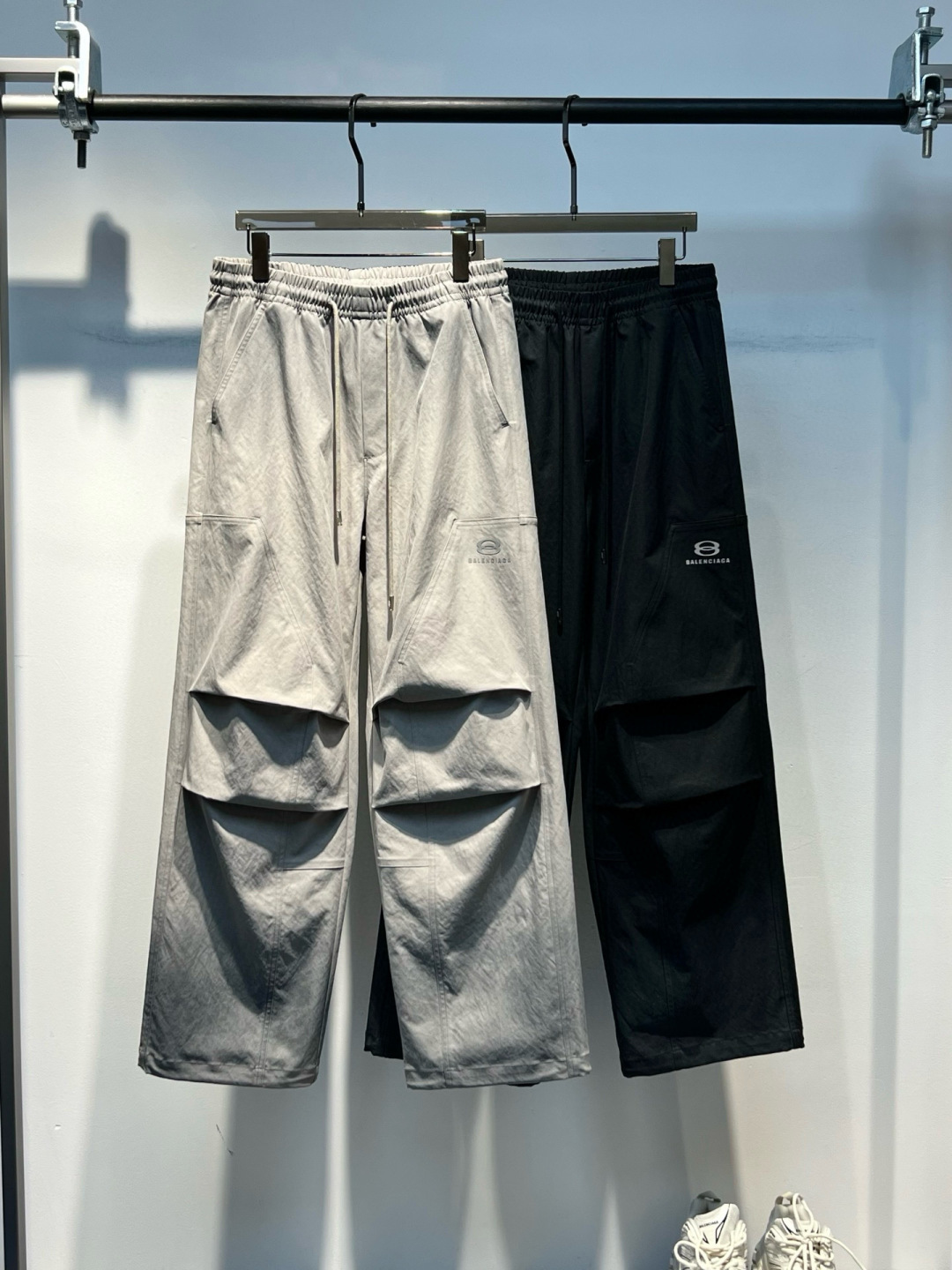  
巴黎世家 新款秋冬裤子🆕
颜色：黑，灰
码数：M-3XL