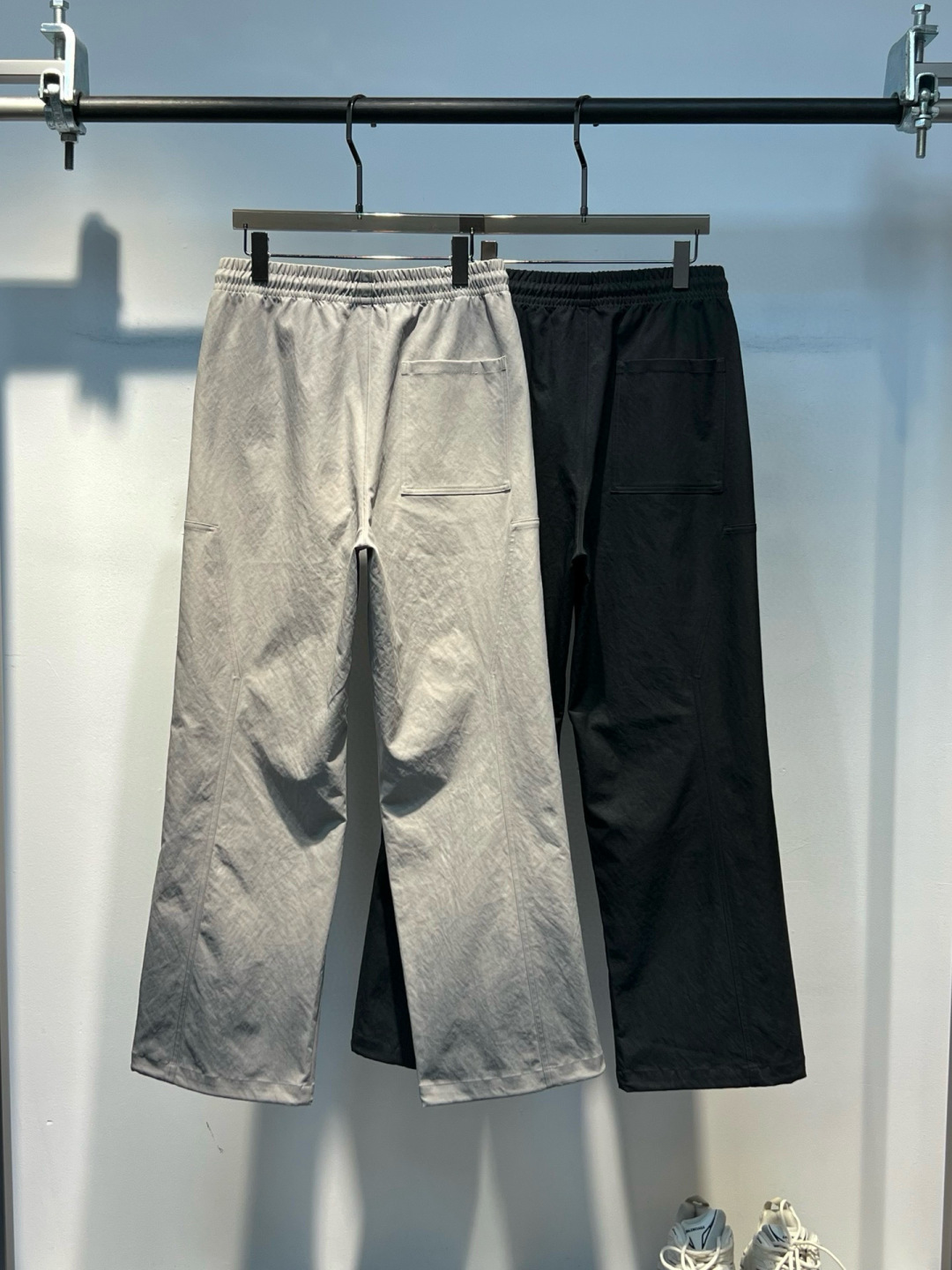  
巴黎世家 新款秋冬裤子🆕
颜色：黑，灰
码数：M-3XL