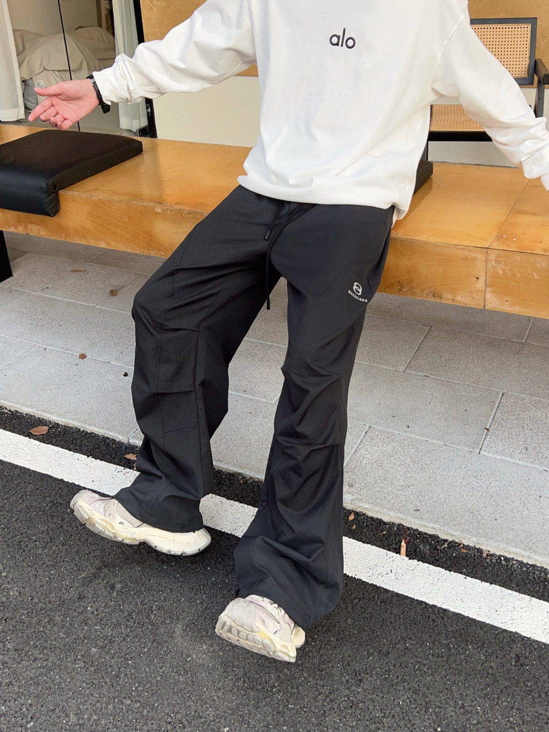  
巴黎世家 新款秋冬裤子🆕
颜色：黑，灰
码数：M-3XL