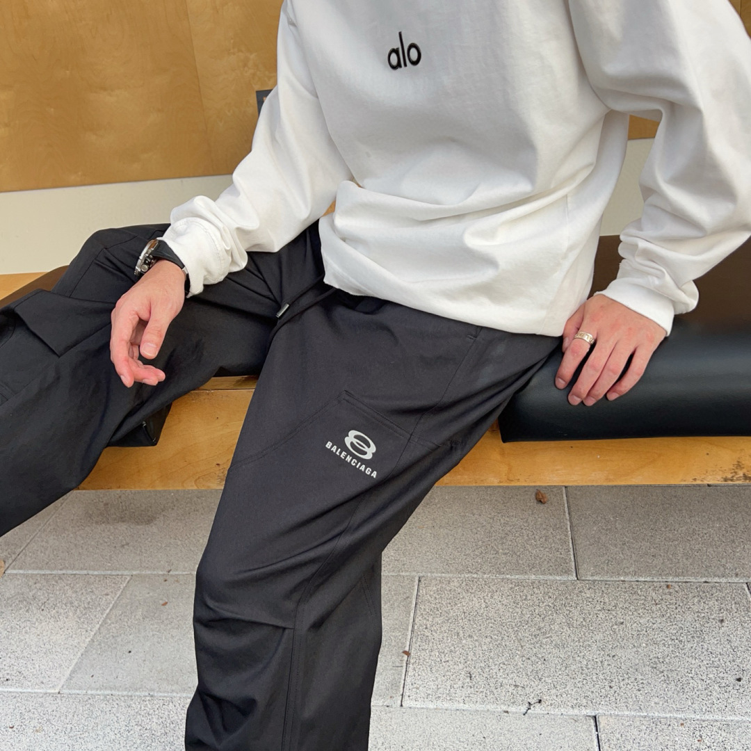  
巴黎世家 新款秋冬裤子🆕
颜色：黑，灰
码数：M-3XL