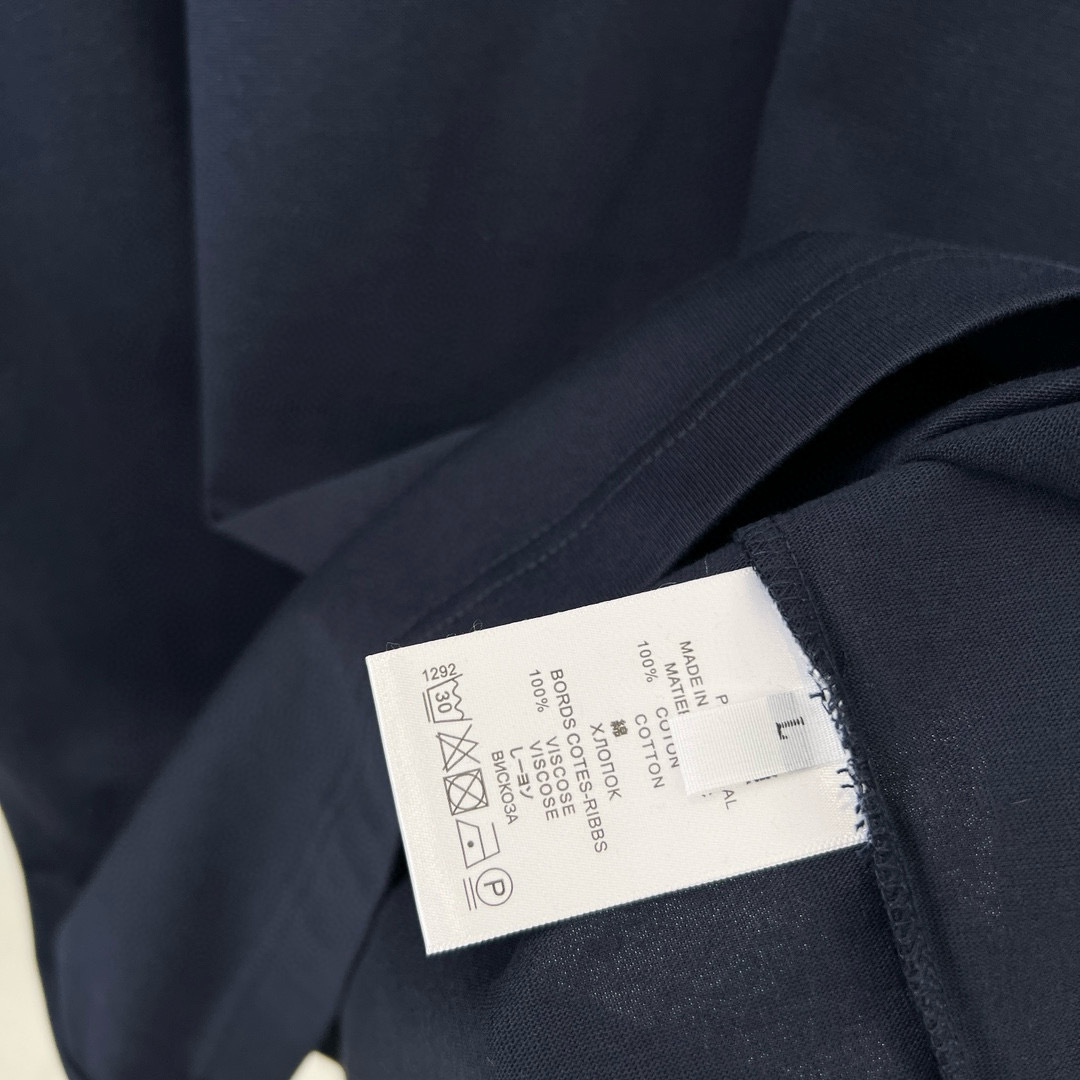 
Burberry 巴宝莉春夏新款 T 恤太迷人啦！
字母印花，简约时尚😎
纯棉材质，柔软亲肤
圆领短袖