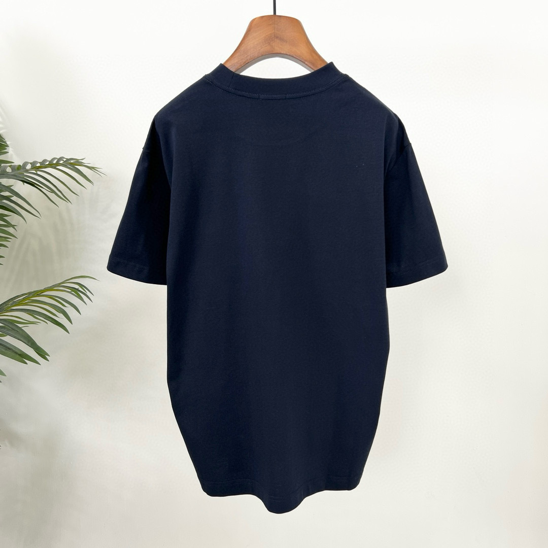 
Burberry 巴宝莉春夏新款 T 恤太迷人啦！
字母印花，简约时尚😎
纯棉材质，柔软亲肤
圆领短袖