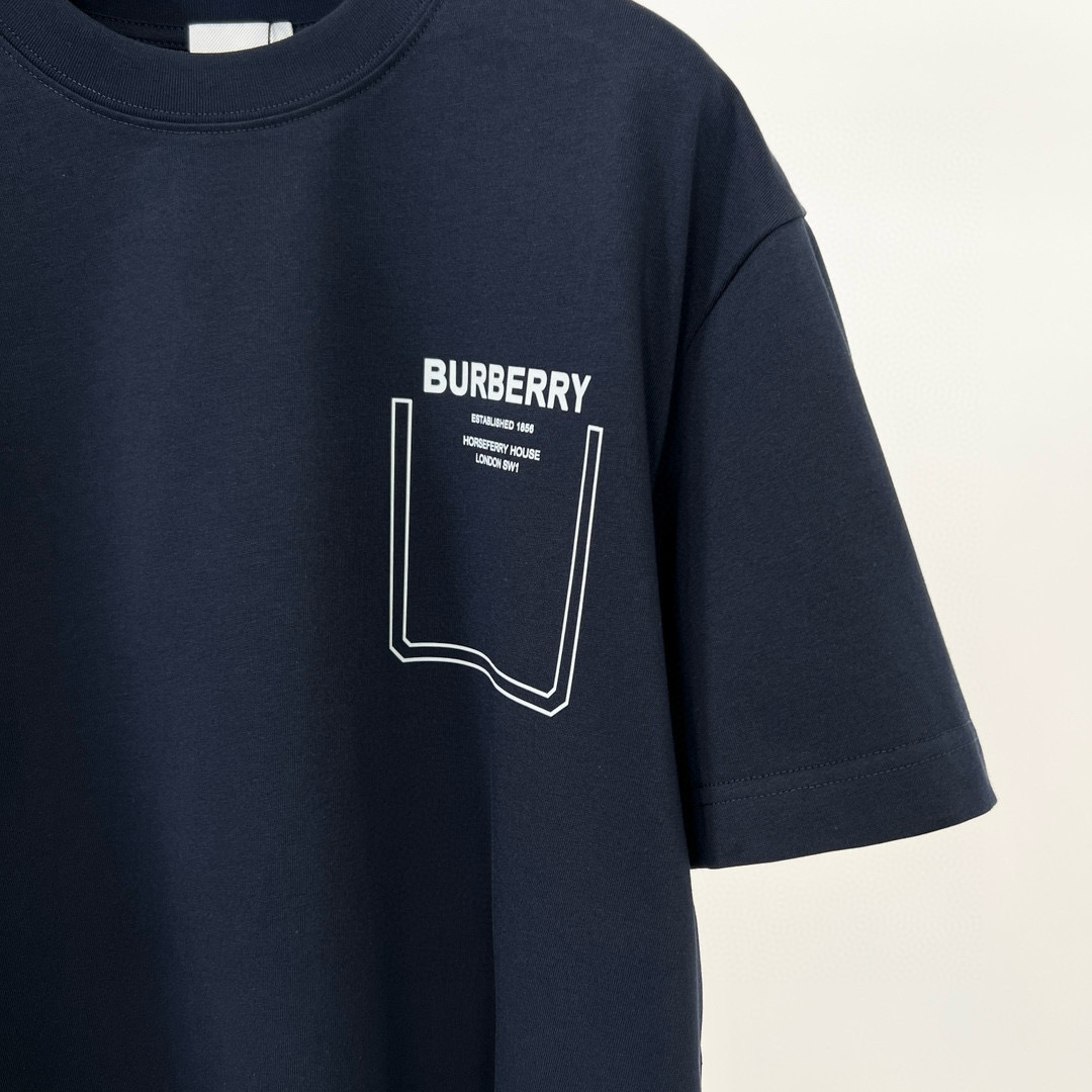 
Burberry 巴宝莉春夏新款 T 恤太迷人啦！
字母印花，简约时尚😎
纯棉材质，柔软亲肤
圆领短袖