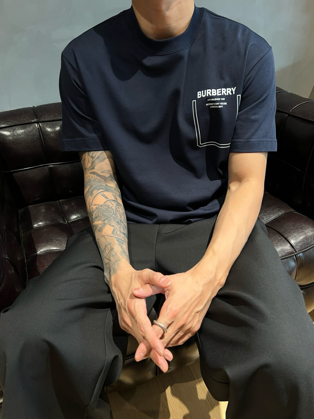 
Burberry 巴宝莉春夏新款 T 恤太迷人啦！
字母印花，简约时尚😎
纯棉材质，柔软亲肤
圆领短袖