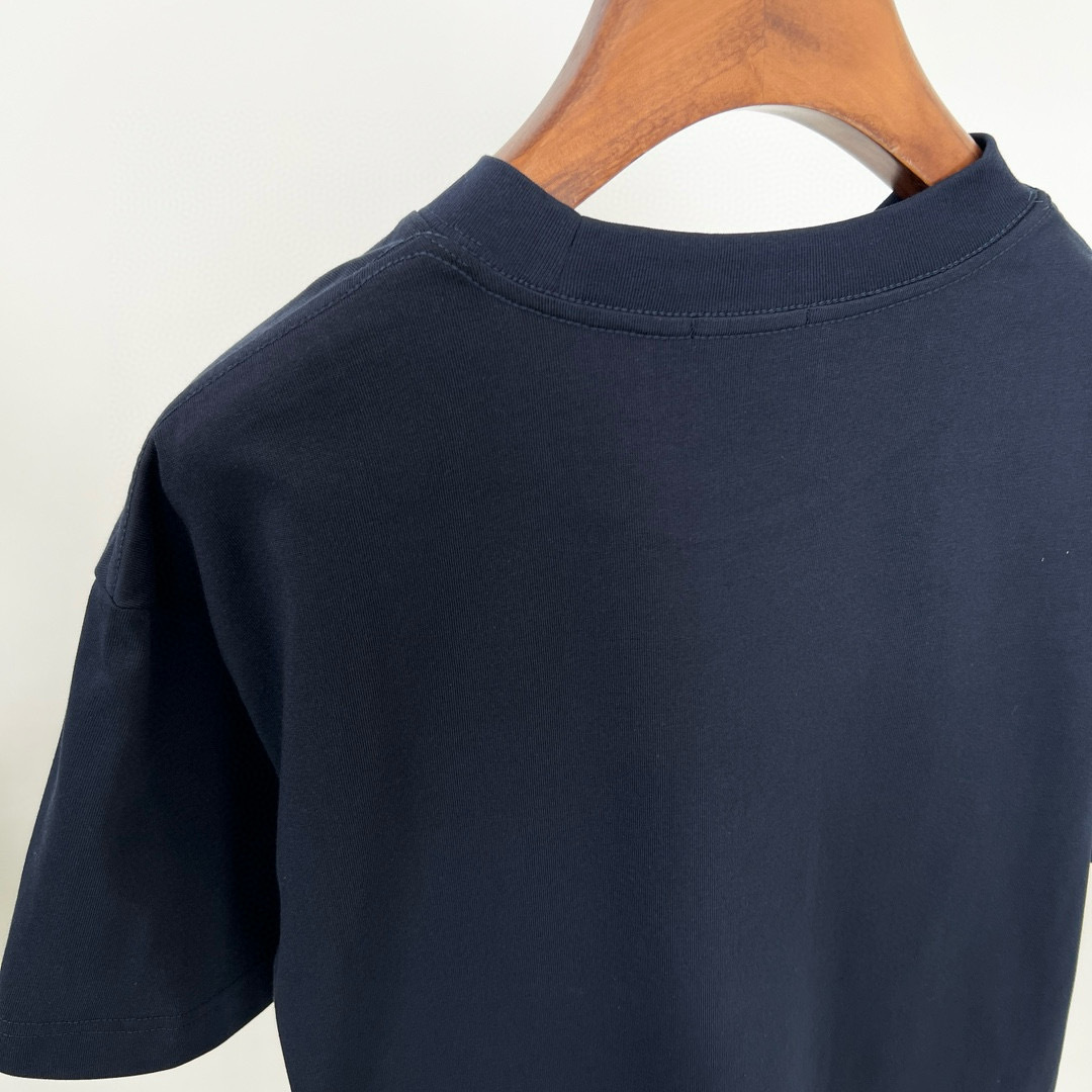 
Burberry 巴宝莉春夏新款 T 恤太迷人啦！
字母印花，简约时尚😎
纯棉材质，柔软亲肤
圆领短袖