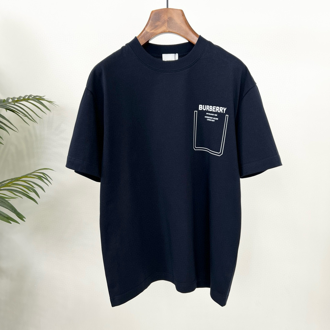 
Burberry 巴宝莉春夏新款 T 恤太迷人啦！
字母印花，简约时尚😎
纯棉材质，柔软亲肤
圆领短袖