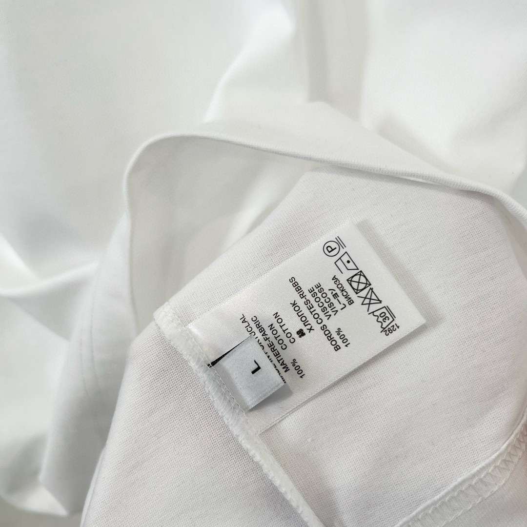 
Burberry 巴宝莉春夏新款 T 恤太迷人啦！
字母印花，简约时尚😎
纯棉材质，柔软亲肤
圆领短袖