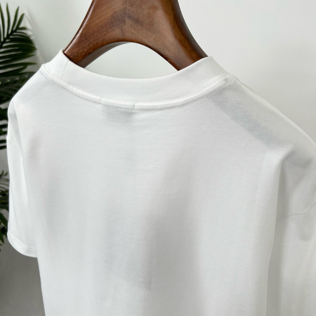 
Burberry 巴宝莉春夏新款 T 恤太迷人啦！
字母印花，简约时尚😎
纯棉材质，柔软亲肤
圆领短袖