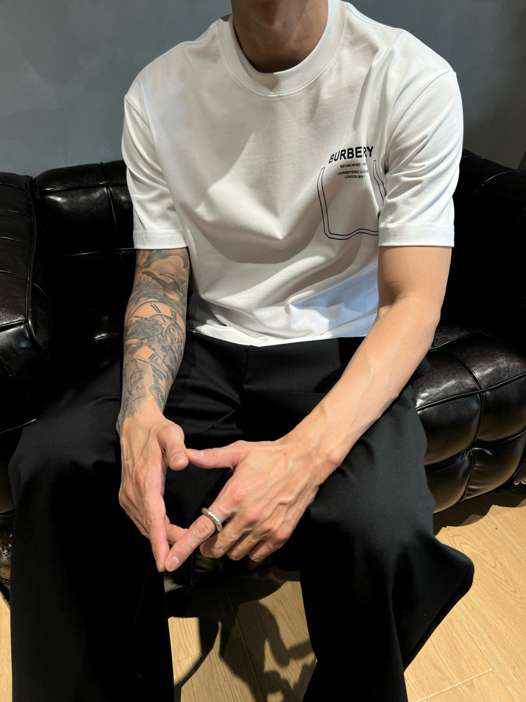 
Burberry 巴宝莉春夏新款 T 恤太迷人啦！
字母印花，简约时尚😎
纯棉材质，柔软亲肤
圆领短袖