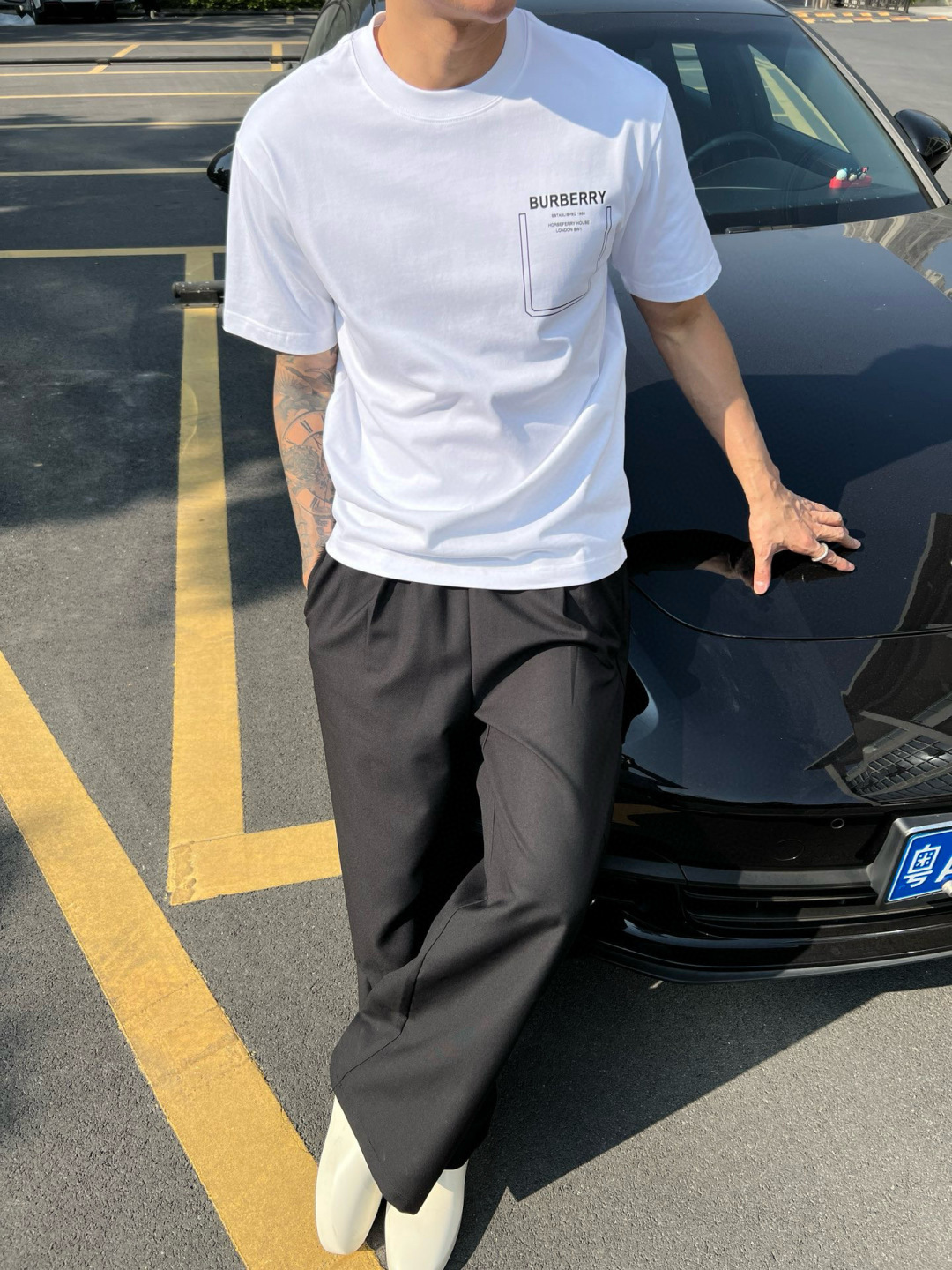 
Burberry 巴宝莉春夏新款 T 恤太迷人啦！
字母印花，简约时尚😎
纯棉材质，柔软亲肤
圆领短袖