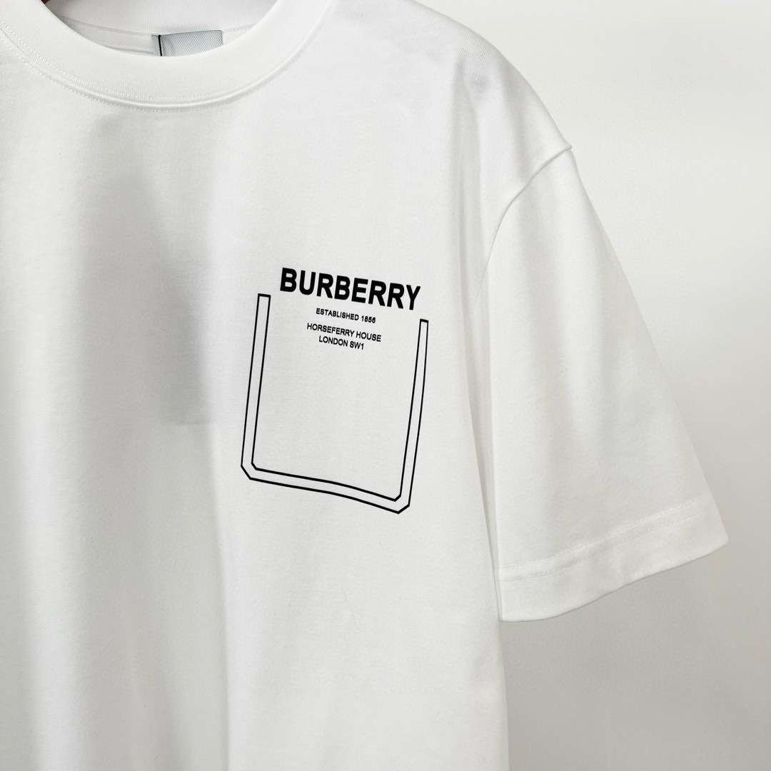 
Burberry 巴宝莉春夏新款 T 恤太迷人啦！
字母印花，简约时尚😎
纯棉材质，柔软亲肤
圆领短袖
