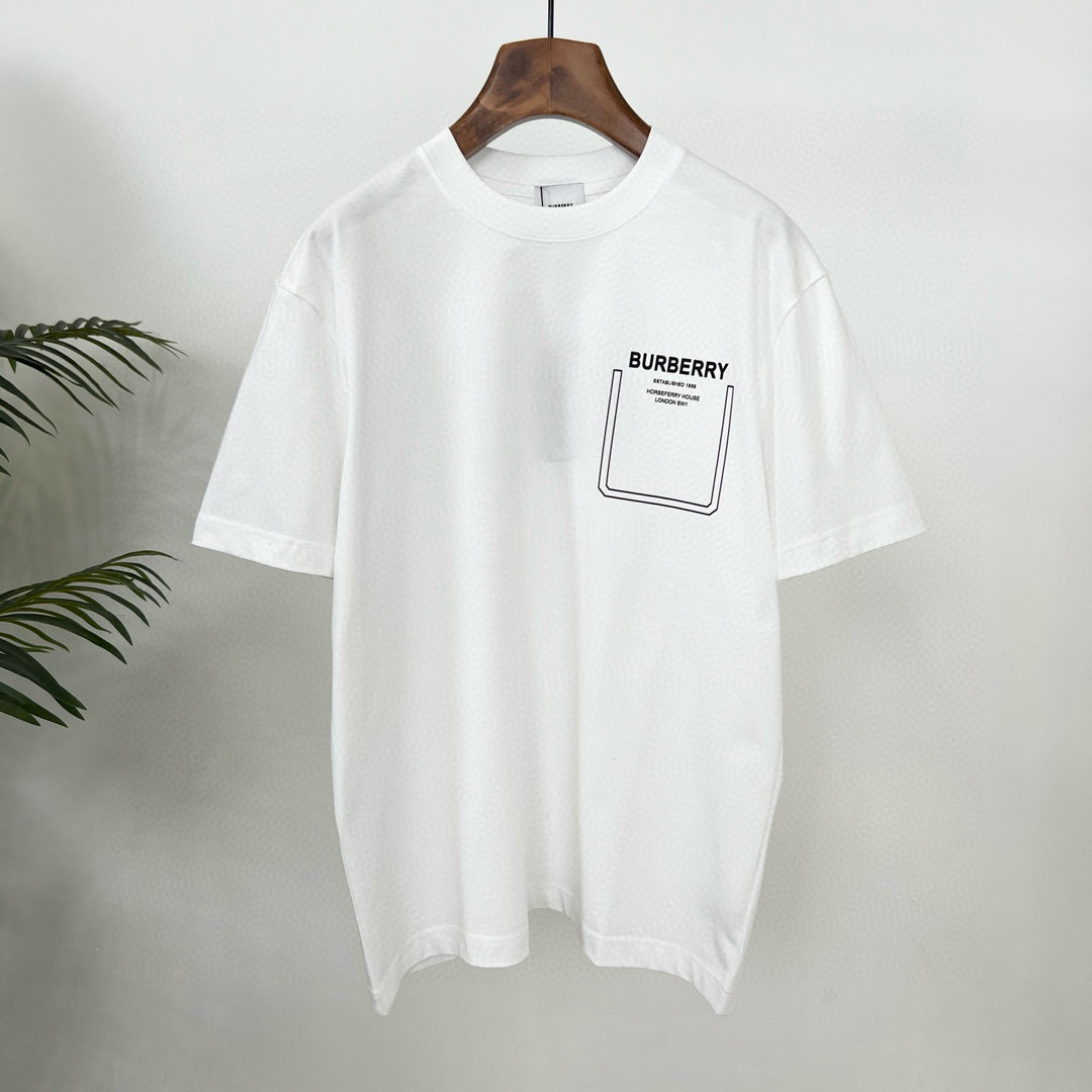 
Burberry 巴宝莉春夏新款 T 恤太迷人啦！
字母印花，简约时尚😎
纯棉材质，柔软亲肤
圆领短袖