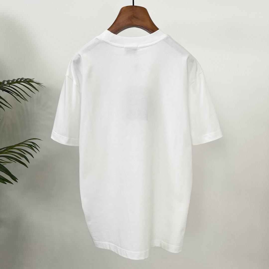 
Burberry 巴宝莉春夏新款 T 恤太迷人啦！
字母印花，简约时尚😎
纯棉材质，柔软亲肤
圆领短袖