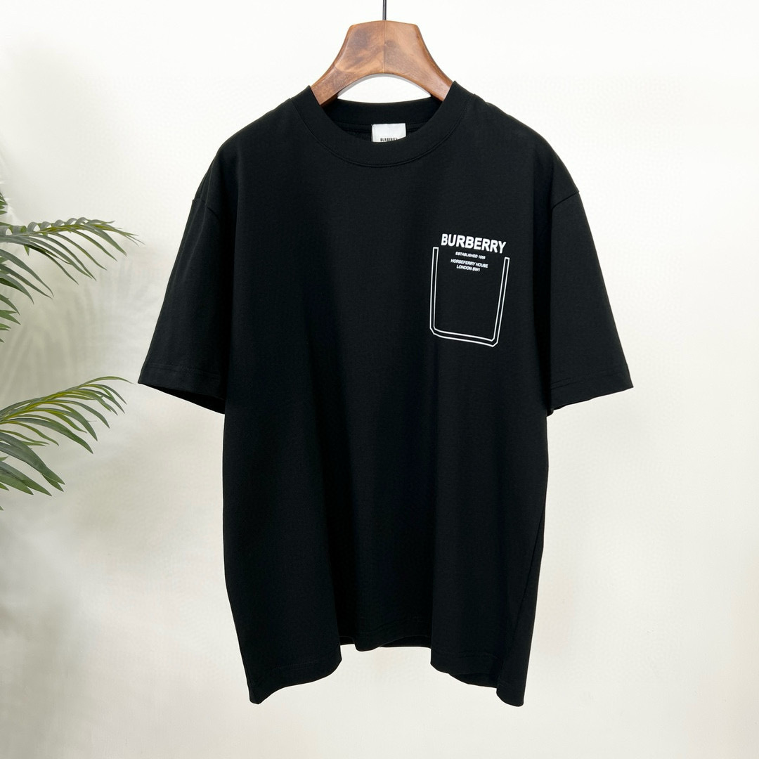 
Burberry 巴宝莉春夏新款 T 恤太迷人啦！
字母印花，简约时尚😎
纯棉材质，柔软亲肤
圆领短袖