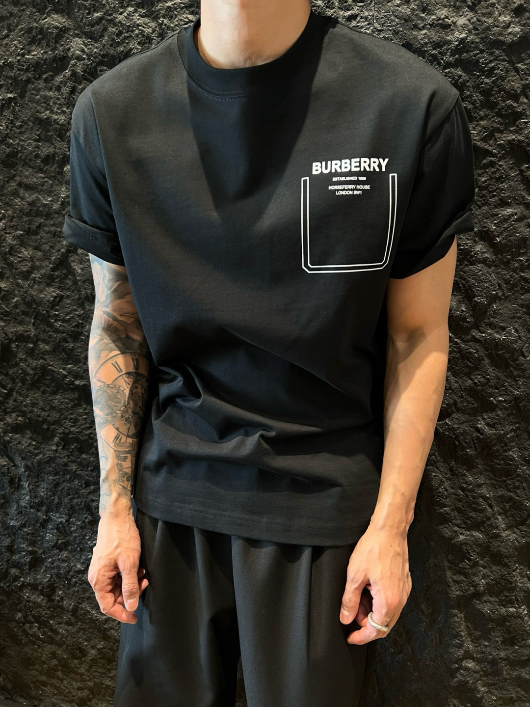 
Burberry 巴宝莉春夏新款 T 恤太迷人啦！
字母印花，简约时尚😎
纯棉材质，柔软亲肤
圆领短袖