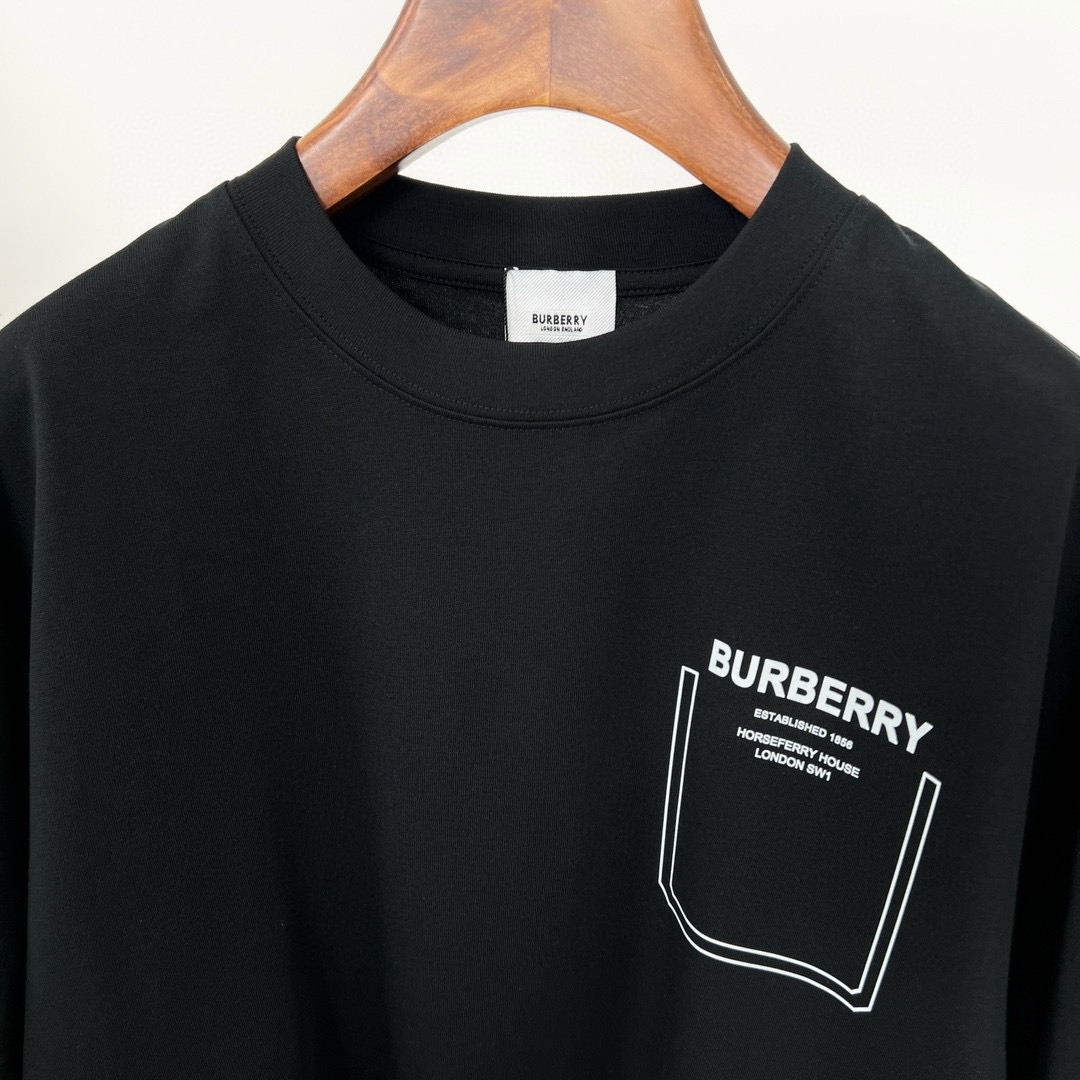 
Burberry 巴宝莉春夏新款 T 恤太迷人啦！
字母印花，简约时尚😎
纯棉材质，柔软亲肤
圆领短袖