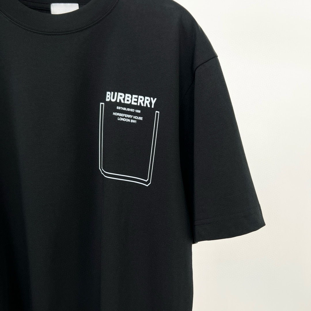 
Burberry 巴宝莉春夏新款 T 恤太迷人啦！
字母印花，简约时尚😎
纯棉材质，柔软亲肤
圆领短袖