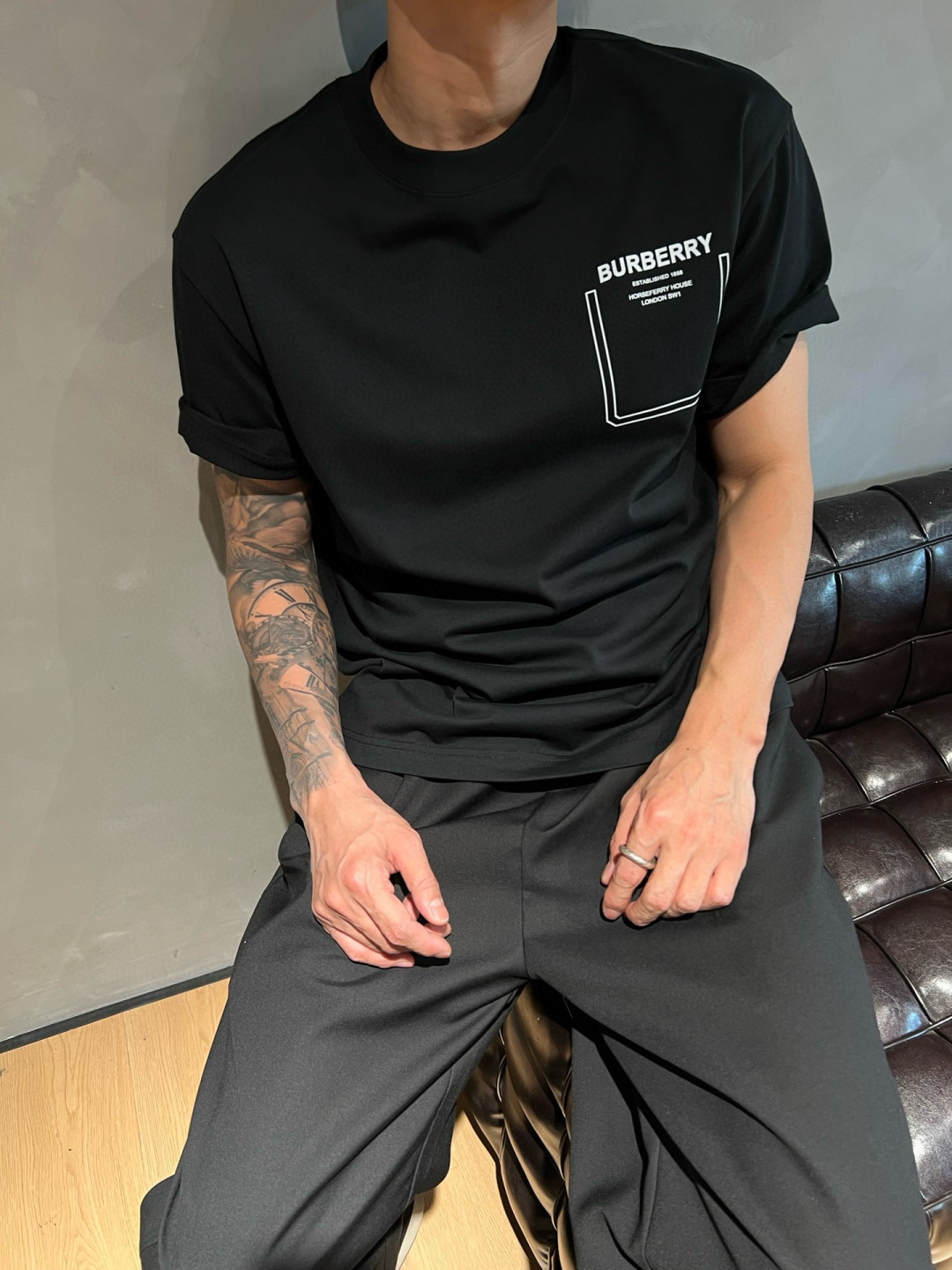 
Burberry 巴宝莉春夏新款 T 恤太迷人啦！
字母印花，简约时尚😎
纯棉材质，柔软亲肤
圆领短袖