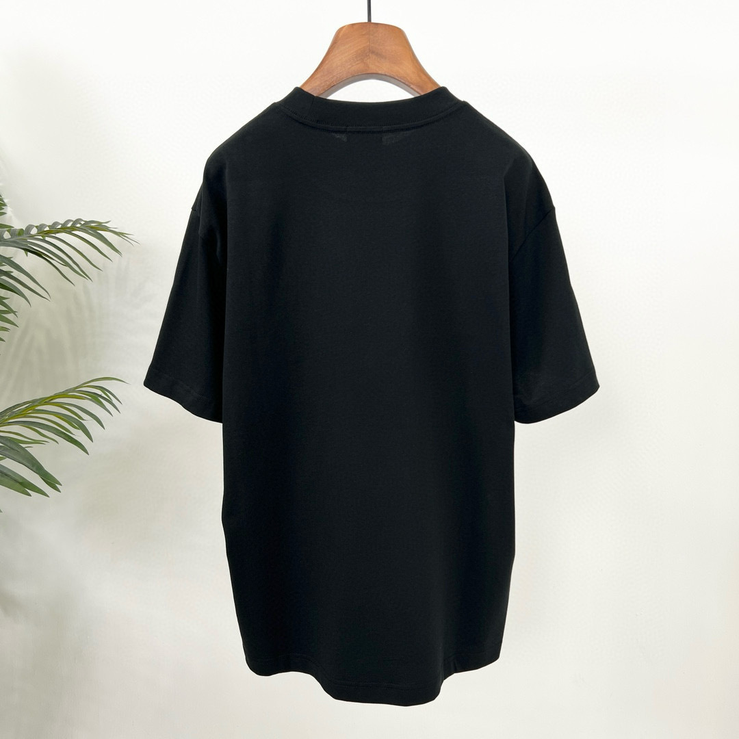 
Burberry 巴宝莉春夏新款 T 恤太迷人啦！
字母印花，简约时尚😎
纯棉材质，柔软亲肤
圆领短袖