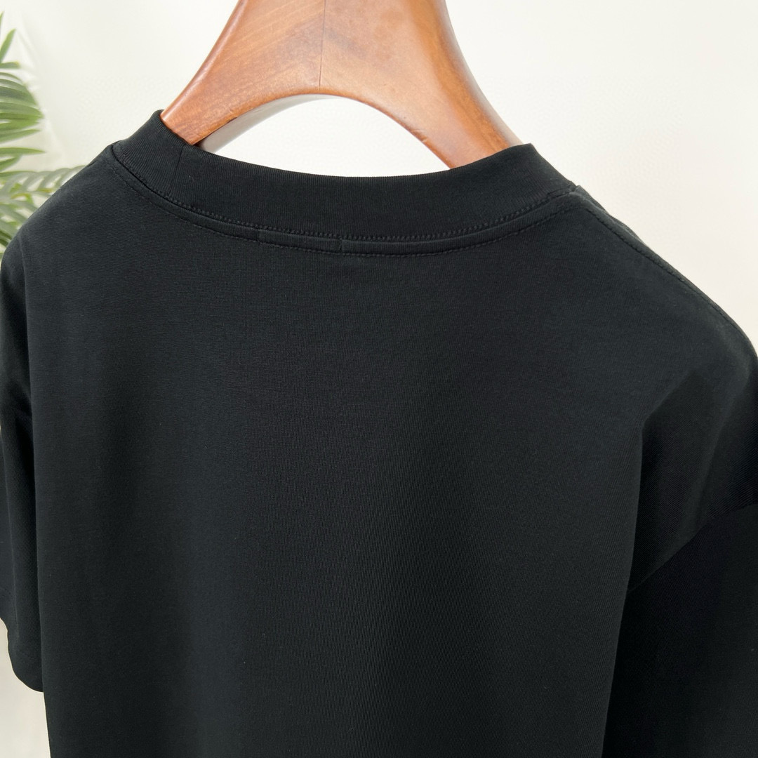 
Burberry 巴宝莉春夏新款 T 恤太迷人啦！
字母印花，简约时尚😎
纯棉材质，柔软亲肤
圆领短袖