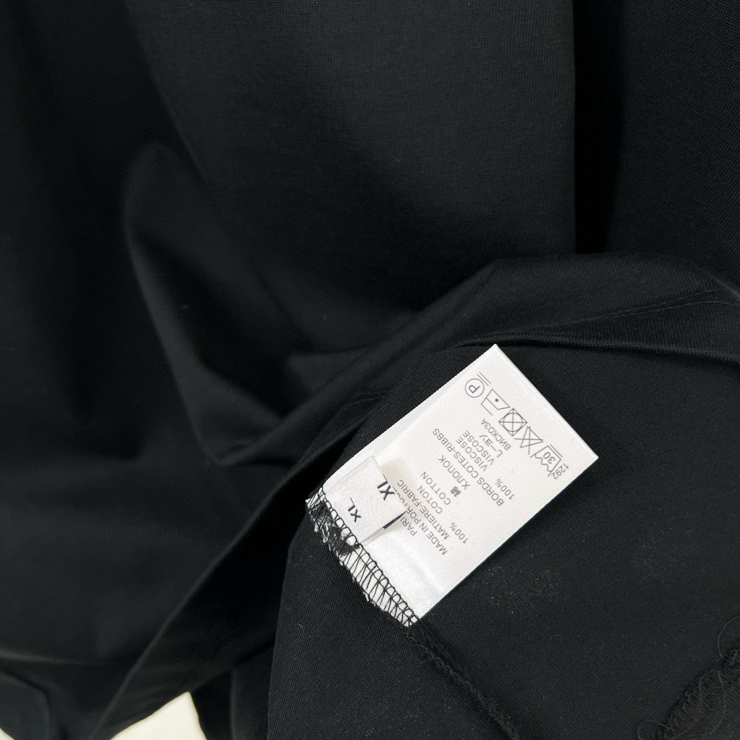 
Burberry 巴宝莉春夏新款 T 恤太迷人啦！
字母印花，简约时尚😎
纯棉材质，柔软亲肤
圆领短袖