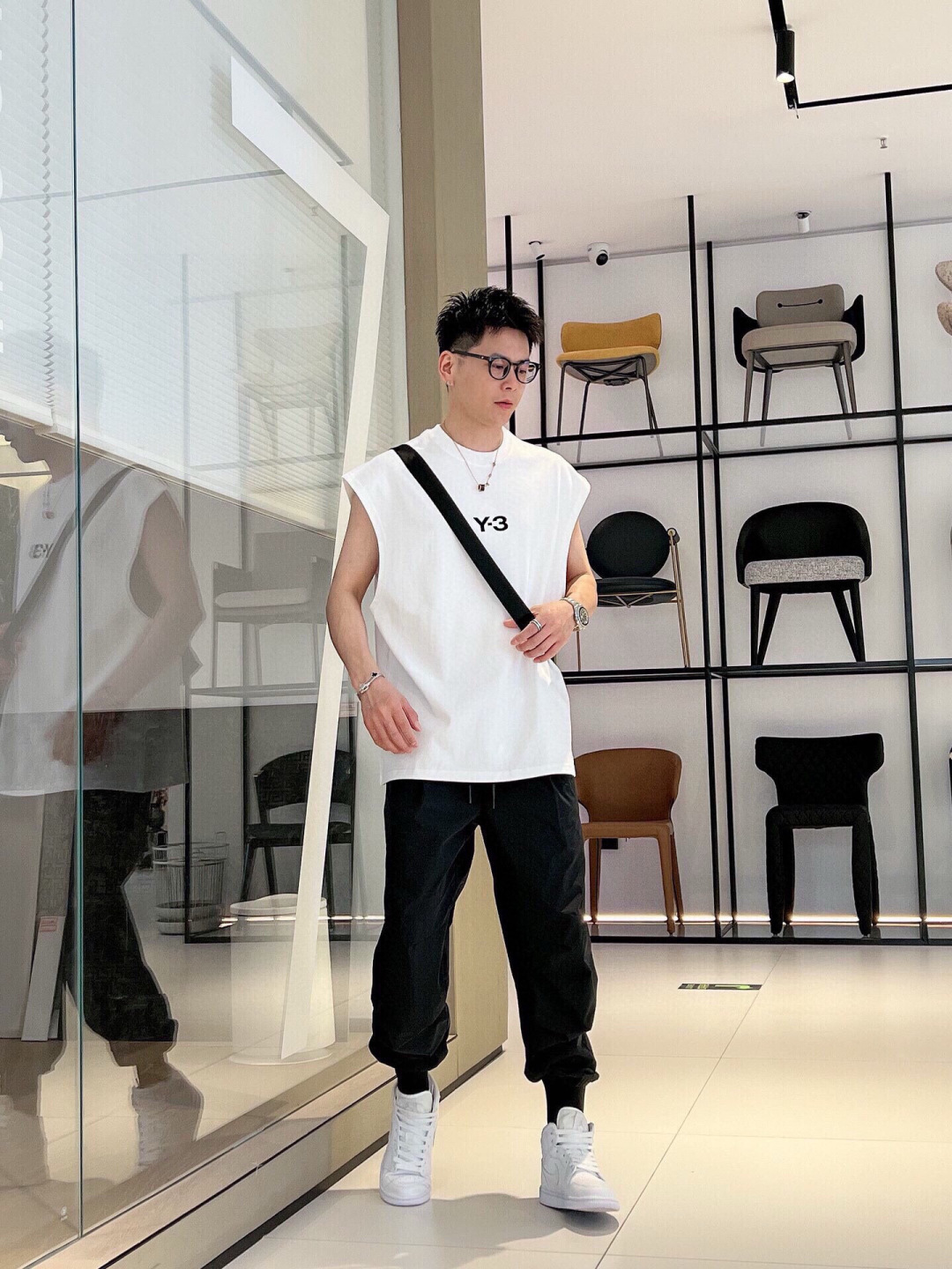  
Y3夏季新款背心🎽采用优质面料，超级柔软亲肤！标识印花胶印设计点缀，内里走线工整细致，上身时尚潮流！