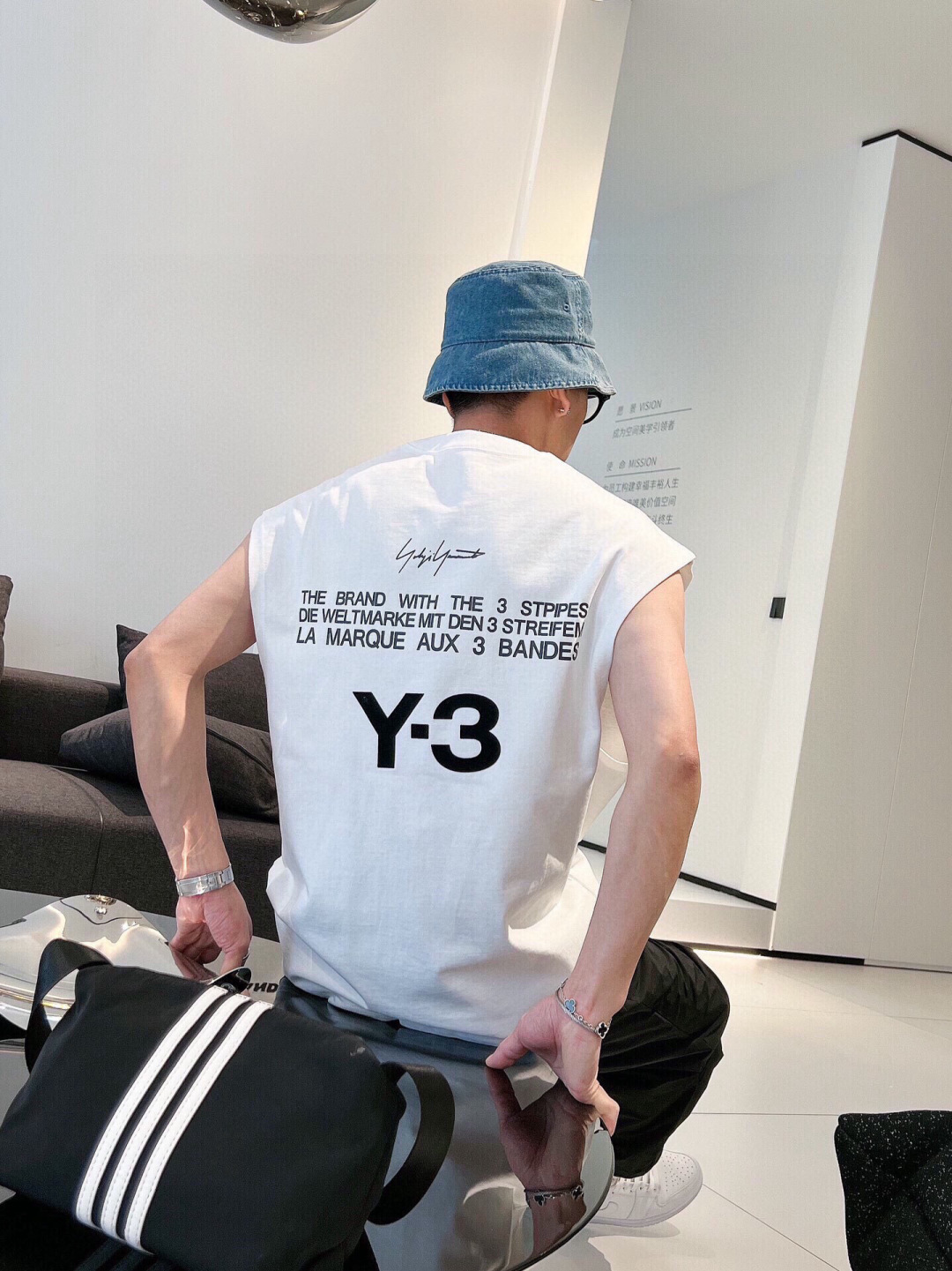  
Y3夏季新款背心🎽采用优质面料，超级柔软亲肤！标识印花胶印设计点缀，内里走线工整细致，上身时尚潮流！