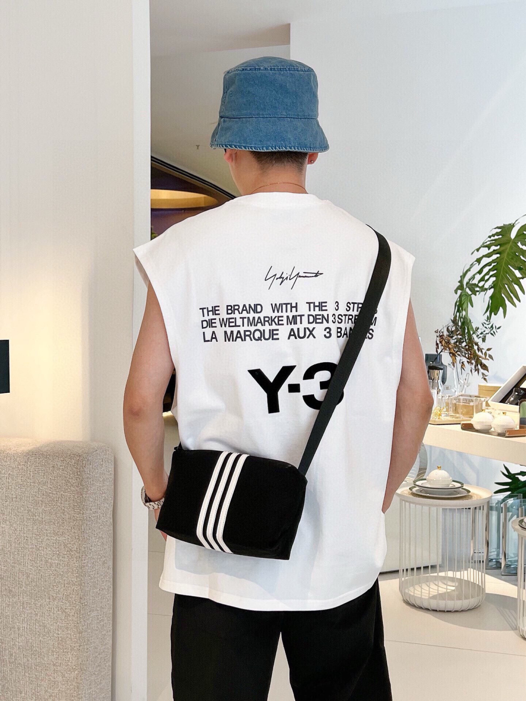  
Y3夏季新款背心🎽采用优质面料，超级柔软亲肤！标识印花胶印设计点缀，内里走线工整细致，上身时尚潮流！