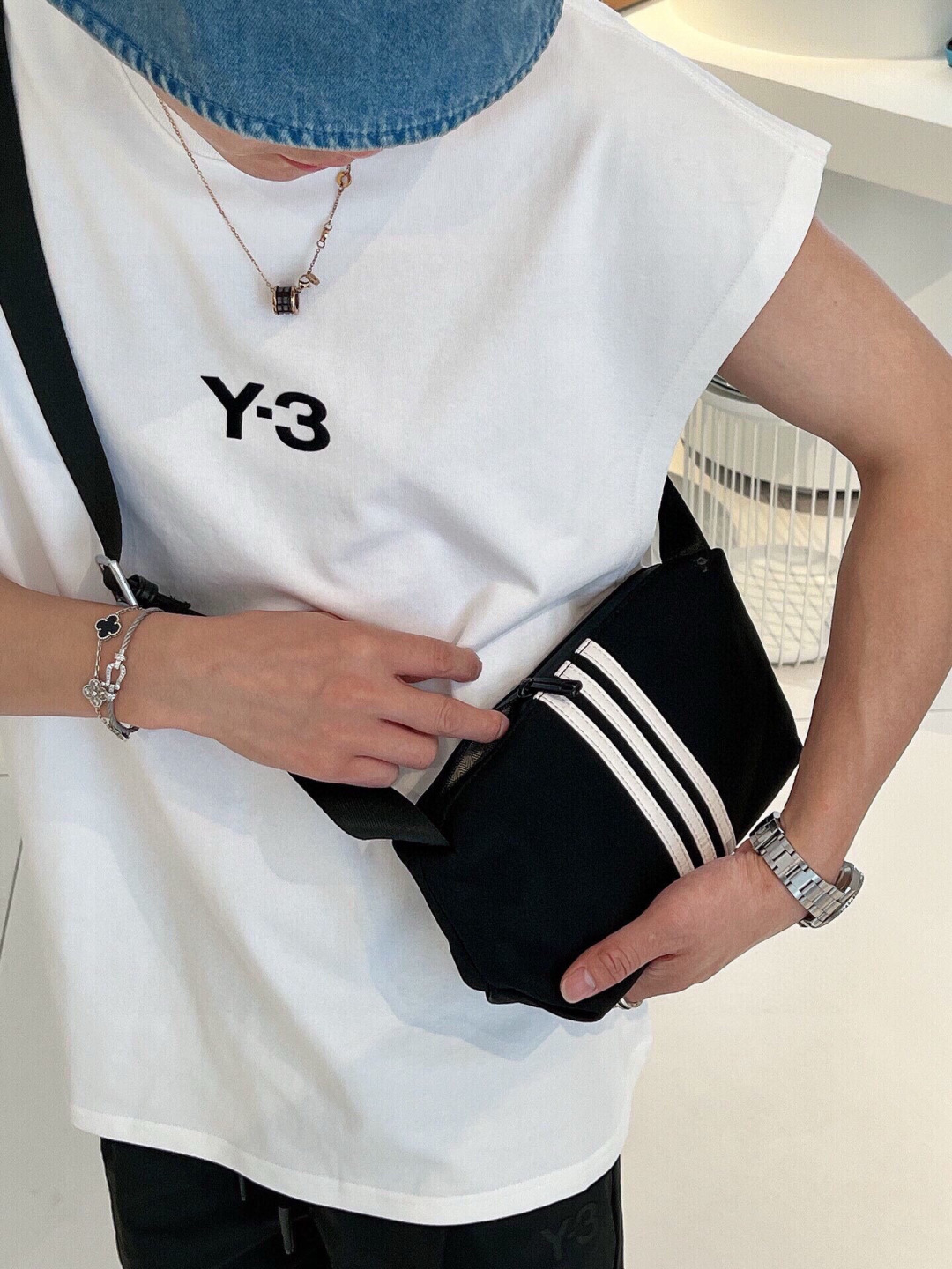  
Y3夏季新款背心🎽采用优质面料，超级柔软亲肤！标识印花胶印设计点缀，内里走线工整细致，上身时尚潮流！