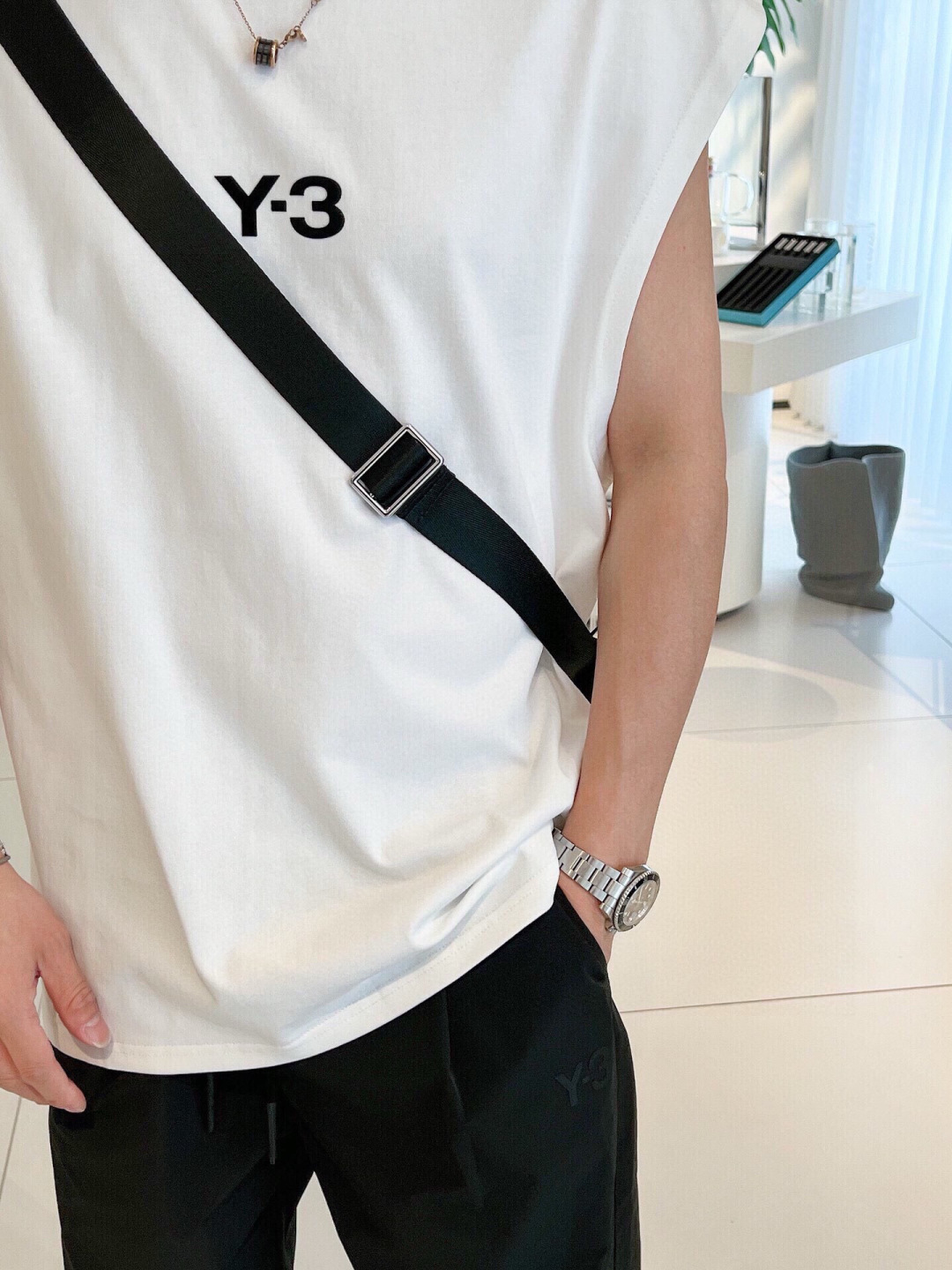  
Y3夏季新款背心🎽采用优质面料，超级柔软亲肤！标识印花胶印设计点缀，内里走线工整细致，上身时尚潮流！