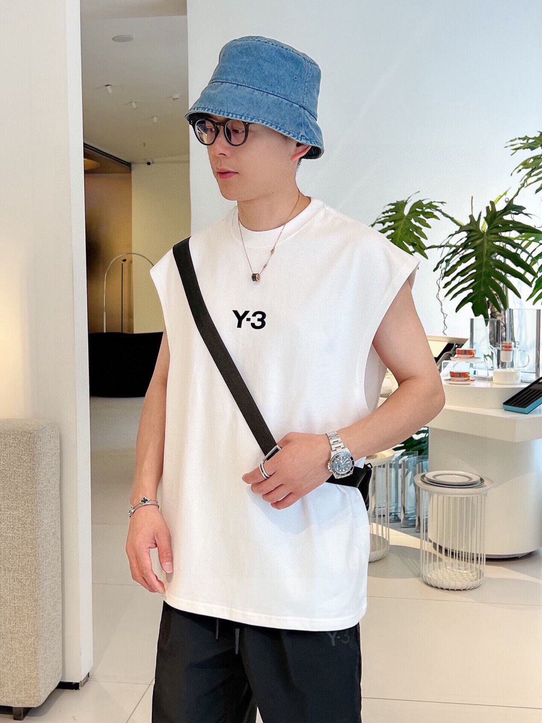  
Y3夏季新款背心🎽采用优质面料，超级柔软亲肤！标识印花胶印设计点缀，内里走线工整细致，上身时尚潮流！
