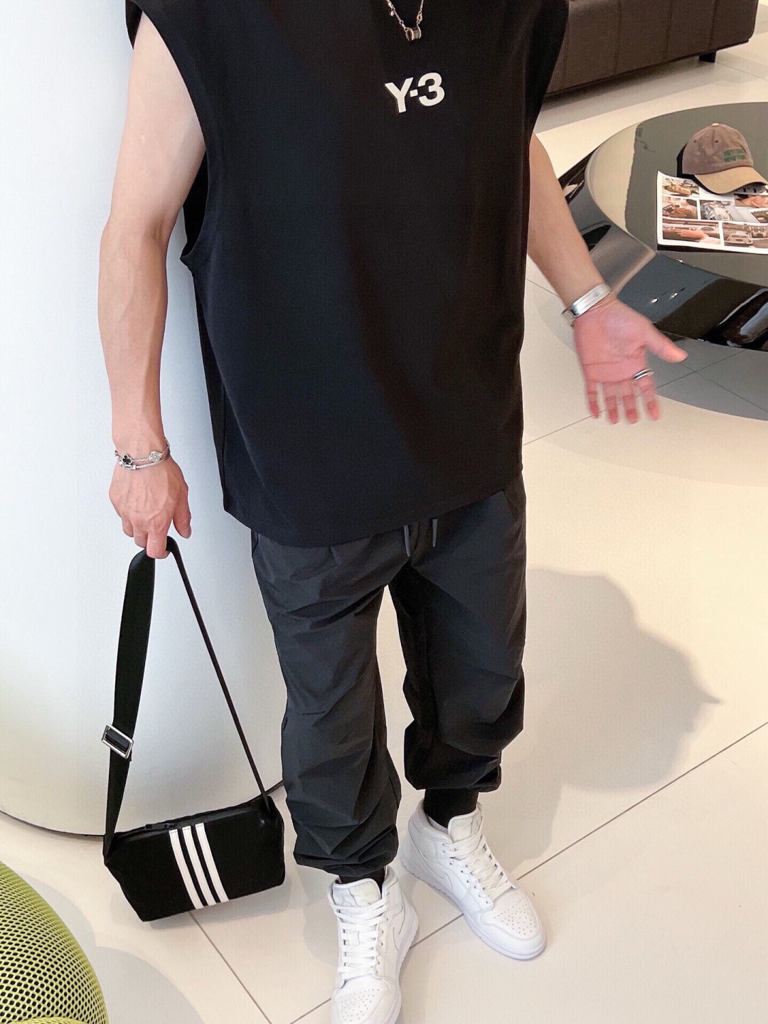  
Y3夏季新款背心🎽采用优质面料，超级柔软亲肤！标识印花胶印设计点缀，内里走线工整细致，上身时尚潮流！
