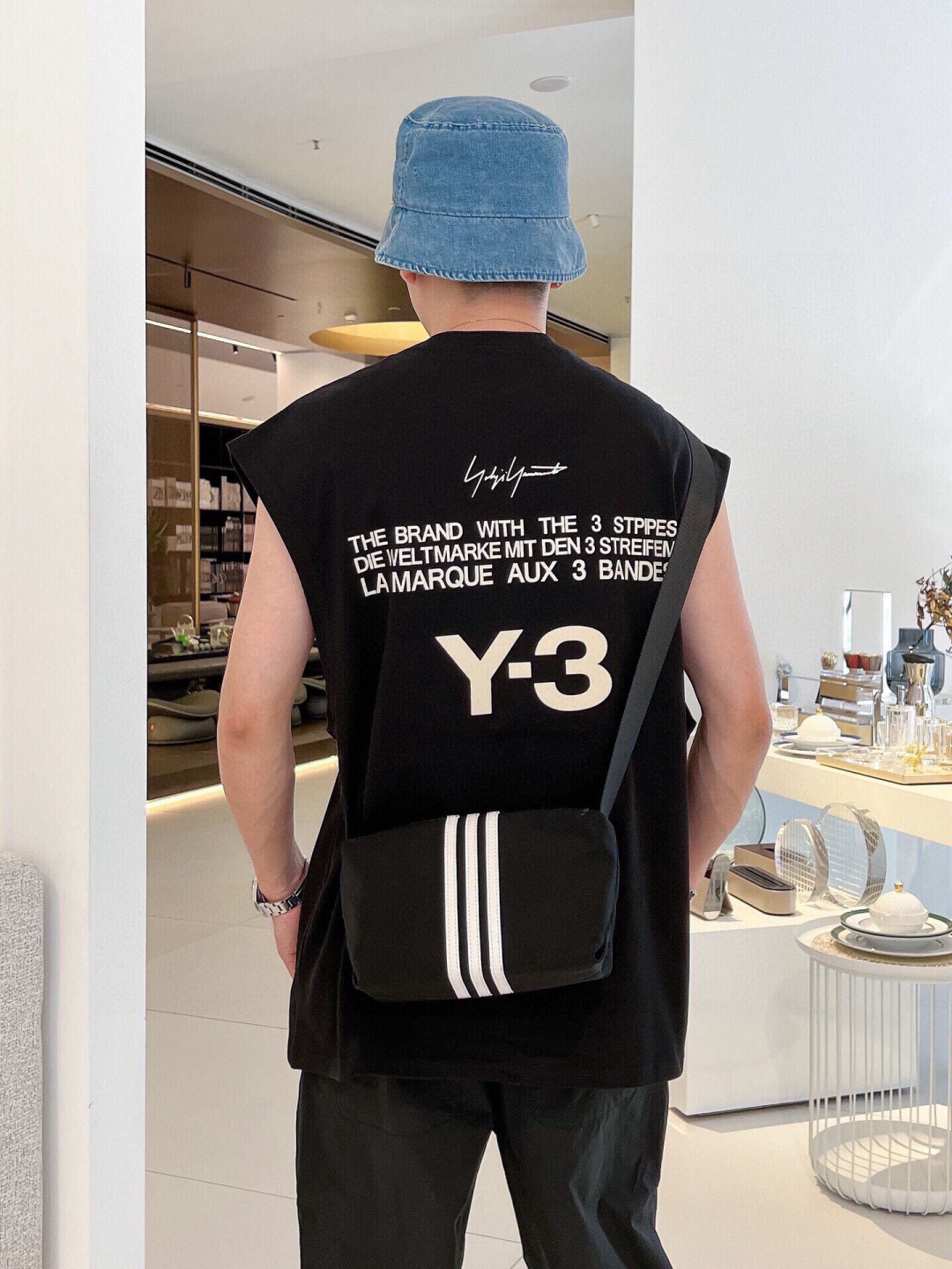  
Y3夏季新款背心🎽采用优质面料，超级柔软亲肤！标识印花胶印设计点缀，内里走线工整细致，上身时尚潮流！