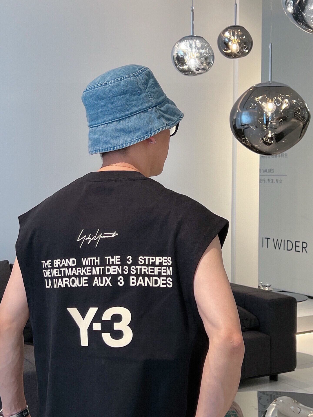  
Y3夏季新款背心🎽采用优质面料，超级柔软亲肤！标识印花胶印设计点缀，内里走线工整细致，上身时尚潮流！