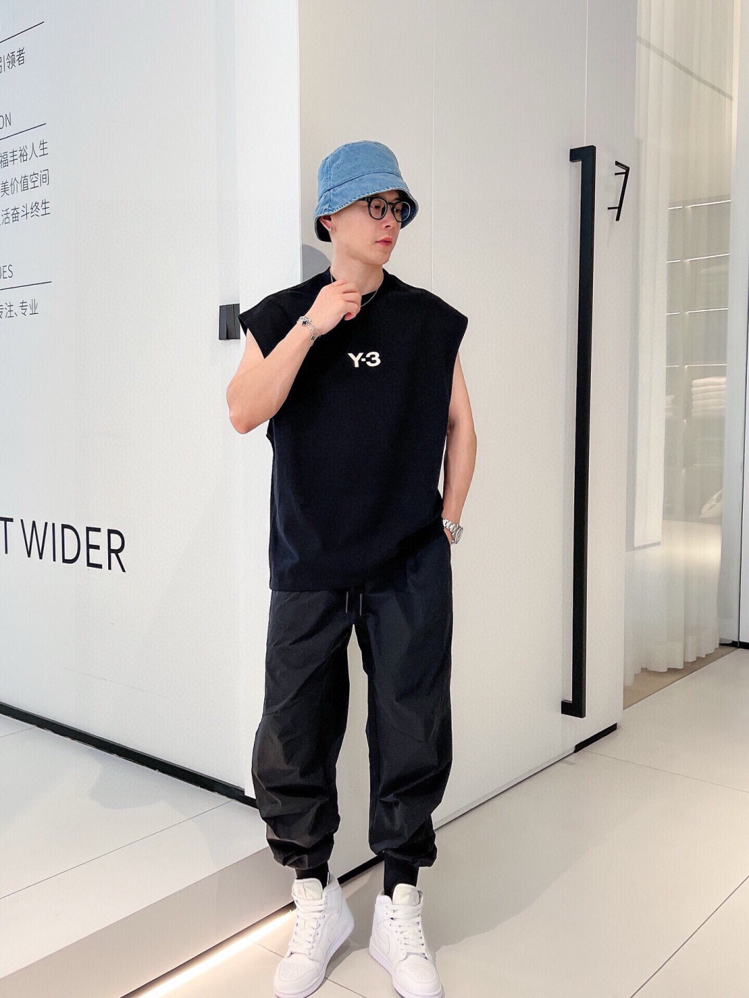  
Y3夏季新款背心🎽采用优质面料，超级柔软亲肤！标识印花胶印设计点缀，内里走线工整细致，上身时尚潮流！